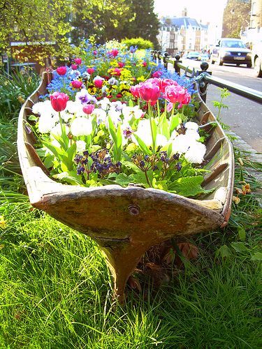 22 Landscaping Ideas to Reuse and Recycle Old Boats for Yard Decorations