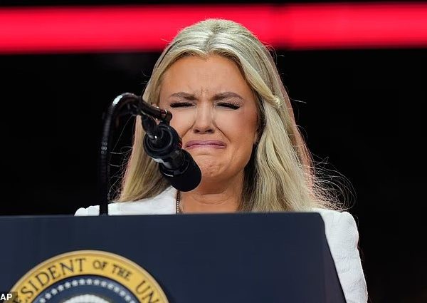 Hoa hậu Mỹ ôm Tổng thống Trump khóc trong lễ tưởng niệm | Báo điện tử Tiền  Phong