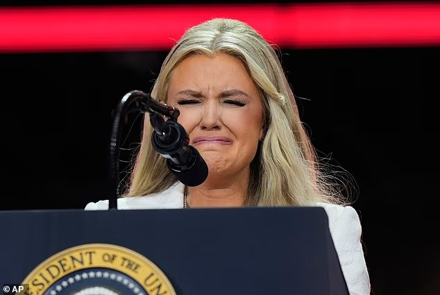 Hoa hậu Mỹ ôm Tổng thống Trump khóc trong lễ tưởng niệm | Báo điện tử Tiền Phong