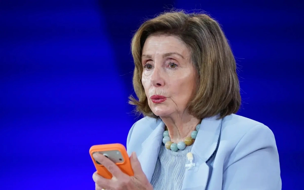 Nữ nghị sĩ Mỹ Pelosi quát “ngậm miệng lại” với phóng viên ...